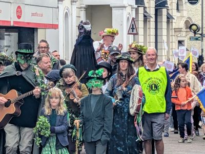 the mayor in his decorated apple cart under human propulsion the mayor in his decorated apple cart under human propulsion