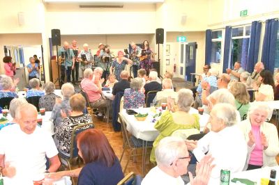 lThe audience joing in with the ukelele players lThe audience joing in with the ukelele players